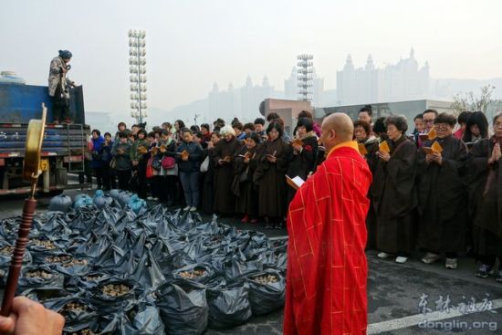 ������ĳ���θ۾��У����η����н�200�˲μ�