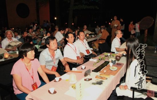 ��ʦ�������ڹۿ�̨�ϵķ�̸