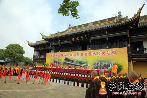 出席典礼的领导、大德法师(图片来源:菩萨在线 妙雨/摄)