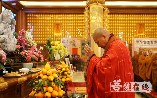 界隆大和尚手持杨枝为会场净场